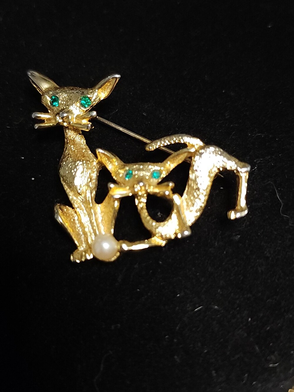 Vintage Gold Tone Cat & Kitten Brooch Green Rhinestone Eyes Faux Pearl